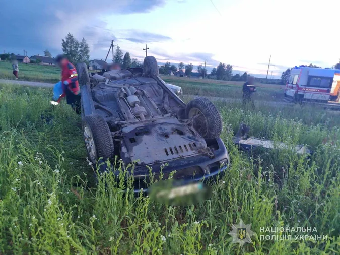 Автомобіль вилетів у поле та перекинувся: на Волині загинув 32-річний водій (фото)