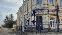 У Луцьку на будівлі Прайзлерів поспіхом облаштовують риштування (фото)