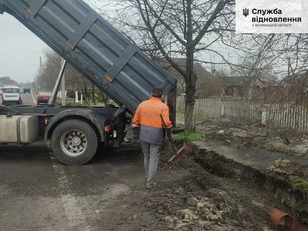 Розчищають труби та канави: на Волині запобігають підтопленню доріг (фото)