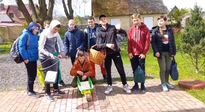 Валізи, кошики та наволочки: гімназія в Гаразджі провела «День без портфеля» (відео)
