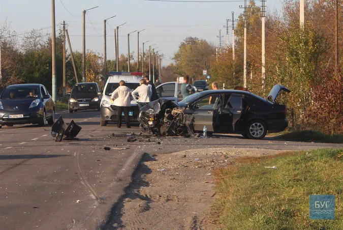 Розбитий ніс і потрощені авто: на Волині бус врізався у легковик (фото)