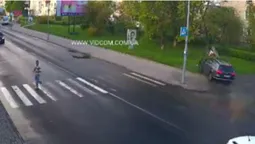 У Володимирі "фольксваген" зніс рекламний банер (відео)