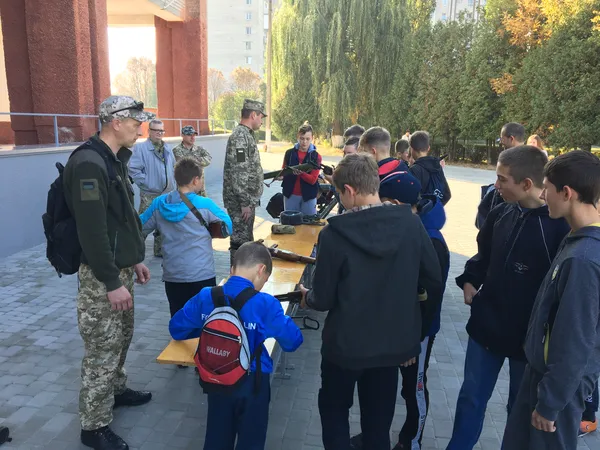 «Козацькому роду нема переводу»: у луцькій школі організували свято (фото)