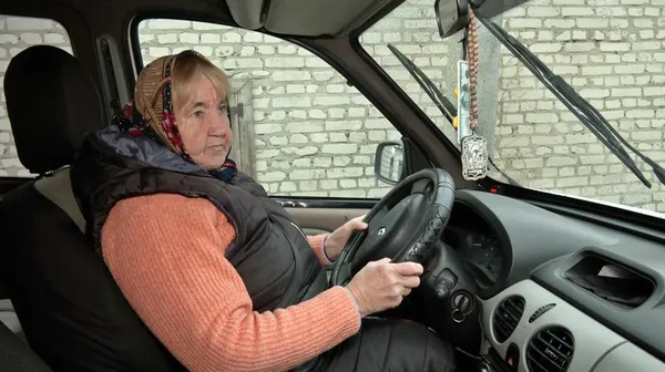 «Син купив машину. Його забрали на війну»: на Волині 67-річна жінка навчилась водити авто (фото, відео)