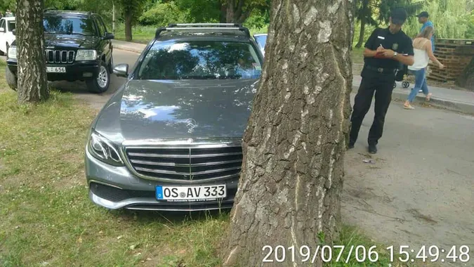 У луцькому парку штрафували за автівки на газонах (фото)