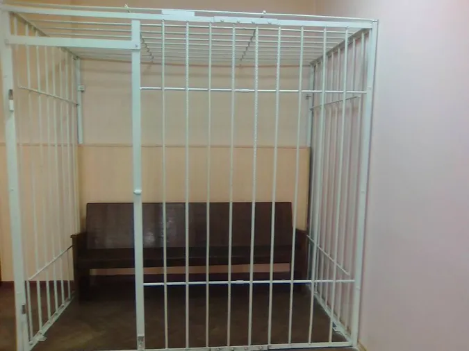 В українських судах хочуть відмовитися від металевих ґрат