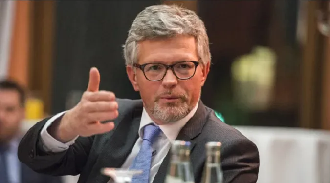 Шольц, схоже, не хоче постачати Україні важке озброєння і тягне час, – посол Андрій Мельник