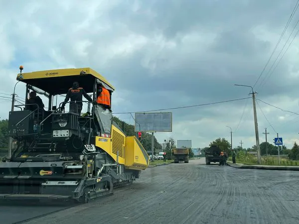 Уже вирівнюють асфальт: коли завершать ремонт найгіршого перехрестя в Луцьку (фото)