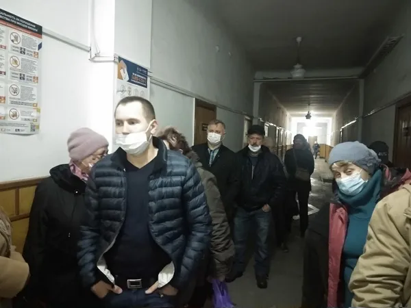 На Волині – недоступні приміщення та черги до дільниць (фото, відео)