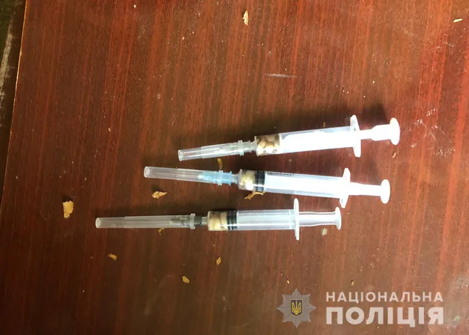 Волинські поліцейські зловили чоловіка з опіатами (фото, відео)