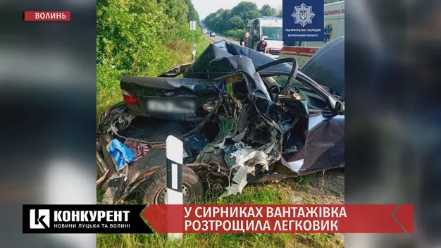 У Сирниках вантажівка розтрощила легковик (фото, відео)