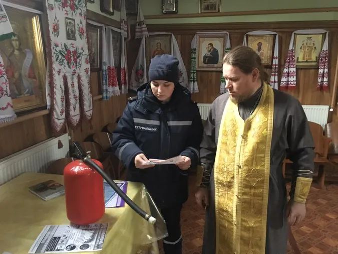Священиків на Волині просять бути обережними зі свічками під час свят