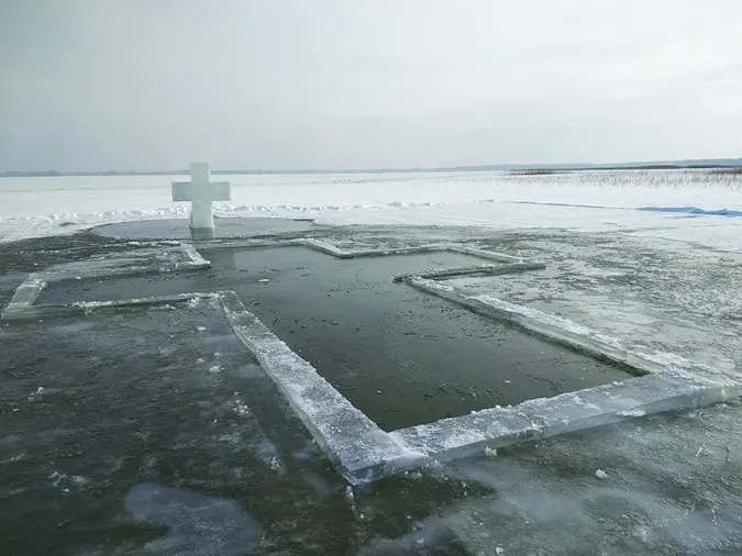 Як на Світязі готували ополонку для освячення води (фото)