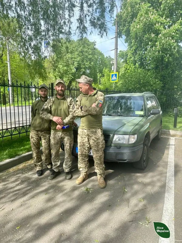 Волинські лісівники з латвійськими партнерами передали ще чотири авто на передову (фото)