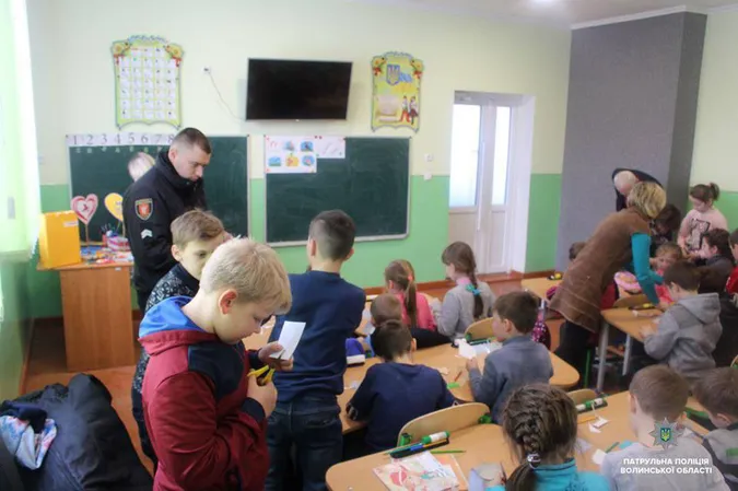 Патрульні Волині розповіли школярам, як не стати жертвою булінгу