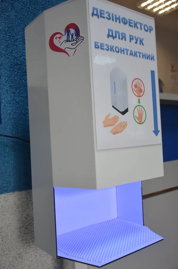 У луцькій поліклініці встановили безконтактні дезінфектори (фото)