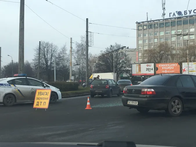 У Луцьку на кільці біля «Глобуса» сталася аварія (фото)