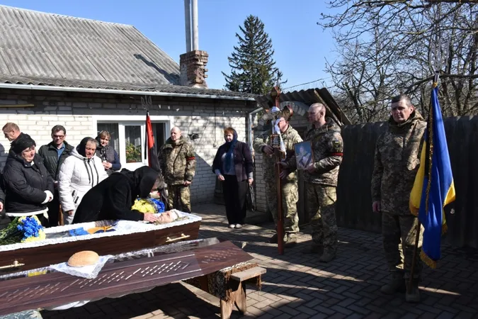 На колінах і зі сльозами: на Волині попрощались з Героєм Василем Філончуком (фото)