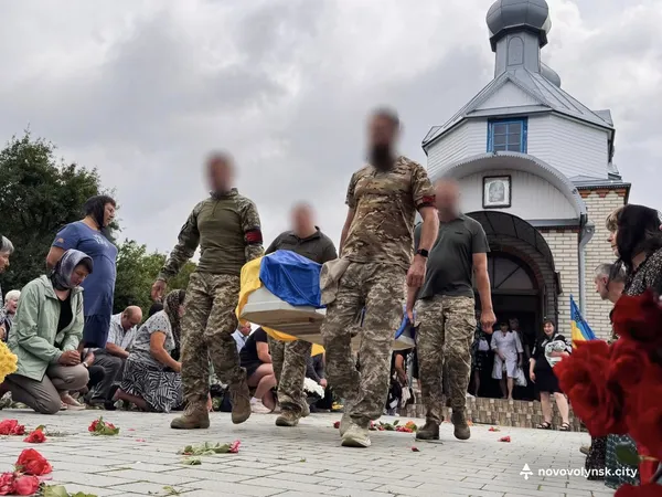 У Нововолинську попрощалися з молодим воїном Дмитром Потураєм (фото)