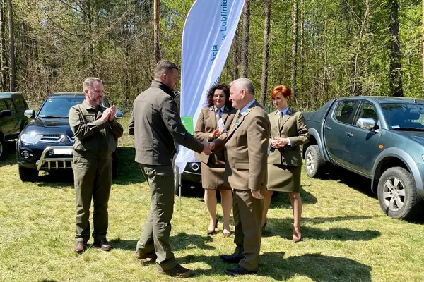 Польські лісівники передали ЗСУ 12 позашляховиків (фото)