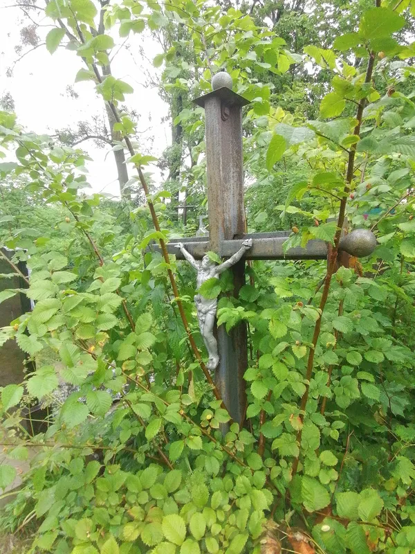 У Ковелі помітили давні могильні хрести з залізничних рейок (фото)