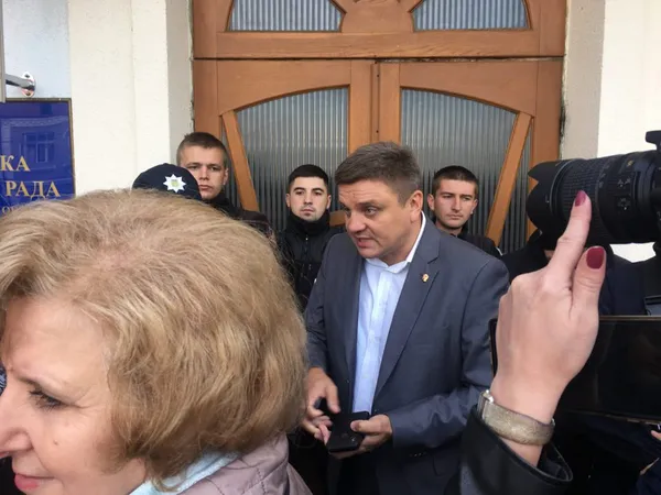 Під Луцькрадою мітингують підприємці зі Старого ринку (фото, оновлено)