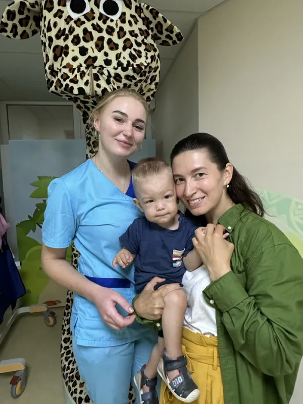 Медсестра з Волині стала хресною мамою немовляти, яке виходжувала після передчасних пологів (фото)
