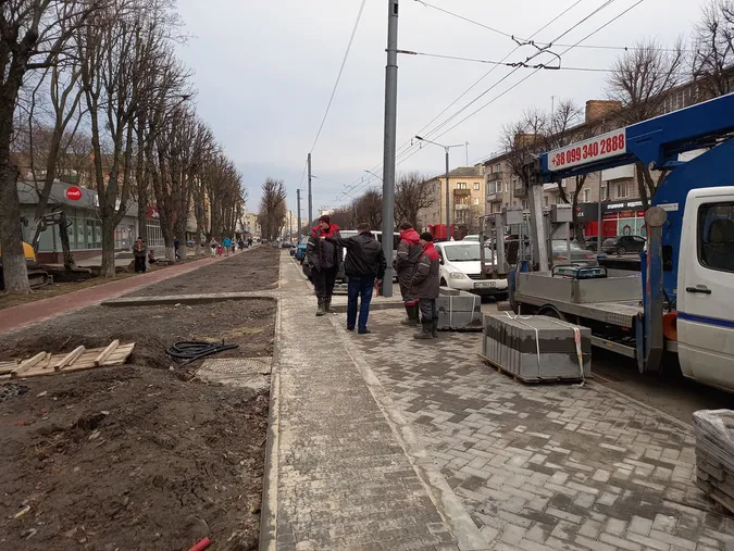 Роблять сквер і бордюри: що коїться на проспекті Волі у Луцьку (фото)