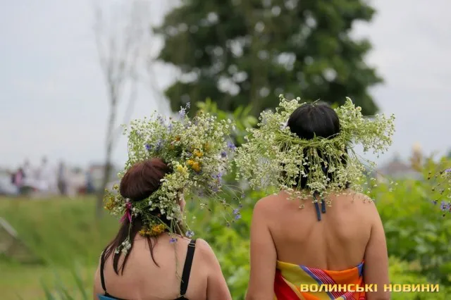 «Запалили потяг до чистоти»: як під Рованцями воду на Купала святили (ФОТО)