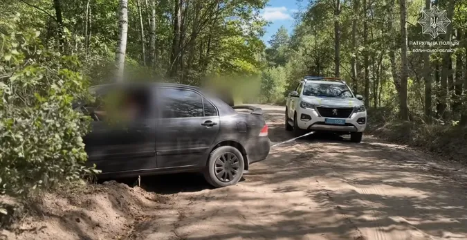 На Волині патрульні витягнули автомобіль, який застряг у піску (відео)