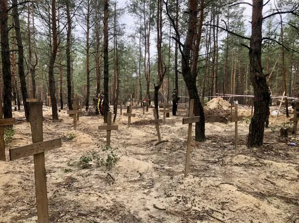 Волинські криміналісти працюють на місці масового поховання людей біля Ізюма (відео)