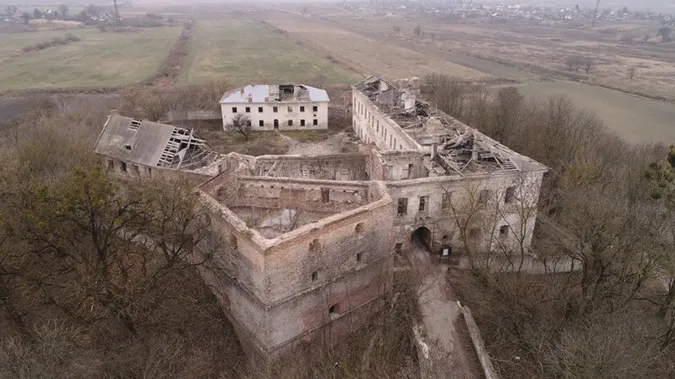 В руїнах замку неподалік Луцька заховані скарби князів Чорторийських і таємна бібліотека єзуїтів (фото)