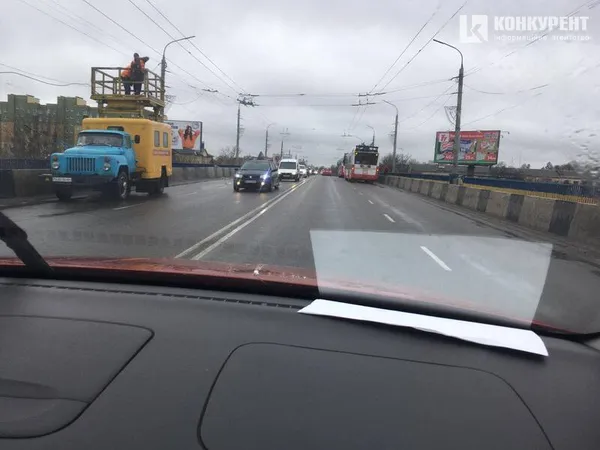 Рух ускладнений: у Луцьку посеред мосту стали тролейбуси (фото, відео)
