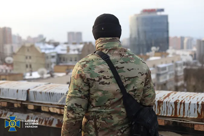 В урядовому кварталі Києва СБУ шукає диверсантів і заборонені предмети (фото)