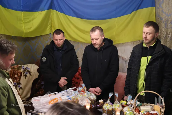 Світло переможе темряву: як «Сталева Сотка» відсвяткувала Великдень на передовій (фото)