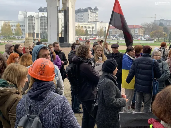 Більше грошей на ЗСУ: активісти вийшли на акцію під Волинську ОДА (фото)