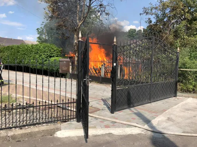 У Володимирі-Волинському виникла пожежа біля стадіону (фото)