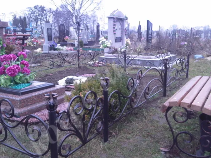 На Волині компанія чоловіків крала огорожі з кладовища