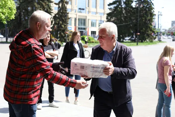 Австрійський священник вдруге привіз до Луцька гуманітарну допомогу (фото, відео)