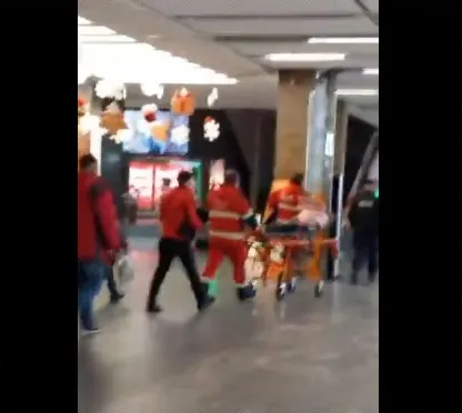 З луцького «Порт Сіті» медики на ношах вивезли людину (відео)