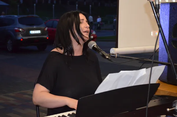 Дощ не завада: лучани зібралися, аби заспівати пісень Кузьми у день його народження (фото)
