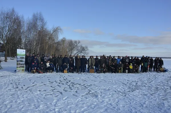 Рибалили і збирали кошти на ЗСУ: на Люцимері влаштували змагання з підлідного лову (фото)