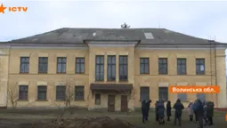 "У дірку можна провалитися": на Волині школярі ходять у туалет на вулиці (відео)