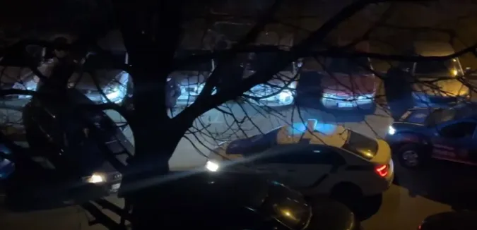 П'яний як чіп: у Луцьку голий водій замкнувся у своєму авто від патрульних (відео)