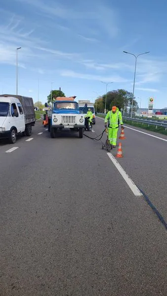 На Волині дорожники герметизують тріщини на автошляху (фото)