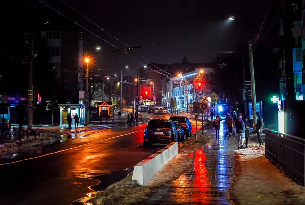 Вогні на мокрому асфальті: вечірній Луцьк нагадує про свято (фото)