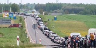 Під палючим сонцем: на кордоні з Польщею утворилися величезні черги на в'їзд в Україну (відео)