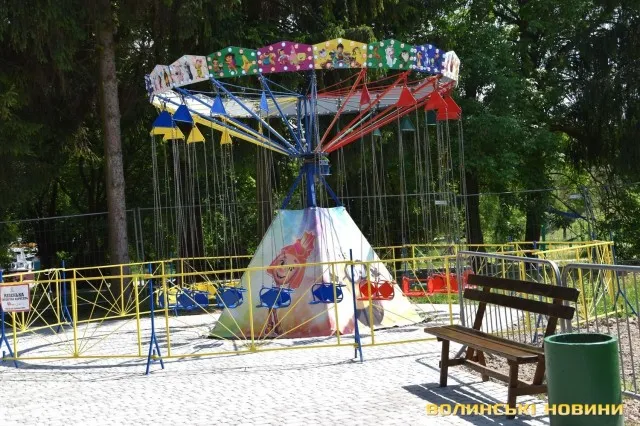 У луцькому парку запрацювали нові атракціони (фото)