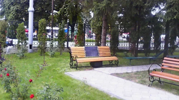 У центрі Луцька з'явилася ще одна «сонячна» лавка