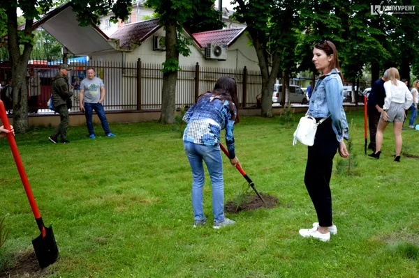 У Луцьку з’явилася «Алея життя», висаджена людьми з донорськими органами (фото)